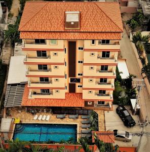 华欣Sky Villa Hua Hin Guesthouse - Adults-Only的享有带游泳池的大楼的顶部景致