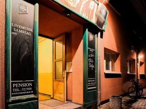 桑格豪森Pension Rüssel-Pub的一座有门和标志的建筑