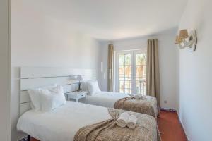 维拉摩拉老村及威望假日公园的带窗户的客房内的两张床