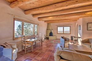 El PradoSouthwest Home with 360-Degree Mtn View, Ski Nearby!的客厅设有木制天花板和桌子