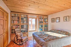 El PradoSouthwest Home with 360-Degree Mtn View, Ski Nearby!的一间卧室配有床、椅子和书架