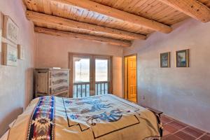 El PradoSouthwest Home with 360-Degree Mtn View, Ski Nearby!的一间带床的卧室,位于带窗户的房间内