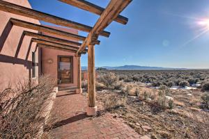 El PradoSouthwest Home with 360-Degree Mtn View, Ski Nearby!的天空中阳光灿烂的沙漠中的房子