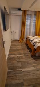 普罗旺斯艾克斯T2 tout confort climatisé de Lilou的一间卧室配有一张床,铺有木地板