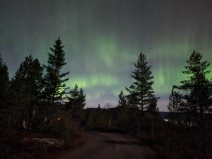 康斯博Ro i sjelen. Hytte til leie på Skrim.的天空中一条道路上的极光图象