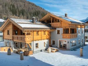 贝韦Engadin Chalet - Private Spa Retreat & Appart -St Moritz - Val Bever的雪中与山间的木屋