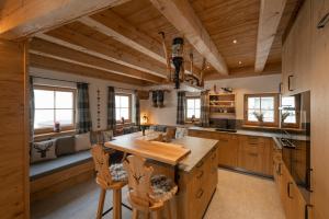 贝韦Engadin Chalet - Private Spa Retreat & Appart -St Moritz - Val Bever的一个带木制天花板和大型中心岛的厨房