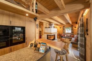 贝韦Engadin Chalet - Private Spa Retreat & Appart -St Moritz - Val Bever的小木屋内的厨房和客厅
