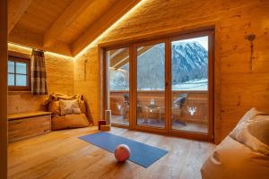 贝韦Engadin Chalet - Private Spa Retreat & Appart -St Moritz - Val Bever的客厅设有大窗户,地板上设有球