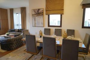 迪拜Madinat Jumeirah Living的客厅配有桌椅和沙发