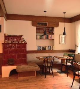 平佐洛万达酒店的客厅配有桌椅和书架