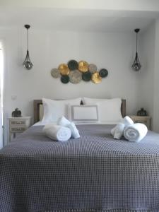 依诺罗达Aiolos Blu Luxury Apartments的一间卧室配有带毛巾的床