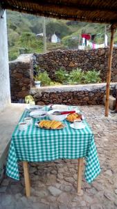 Ribeira GrandePousada Dragoeiro Monte Joana Santo Antão的一张野餐桌,上面放着食物盘
