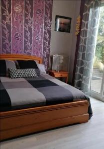 蓬蒂维Welcome的一间卧室配有一张紫色墙床