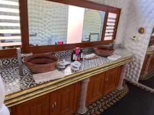 ChiconcuacETNICO LOCAL HOUSE的浴室的柜台设有水槽和镜子