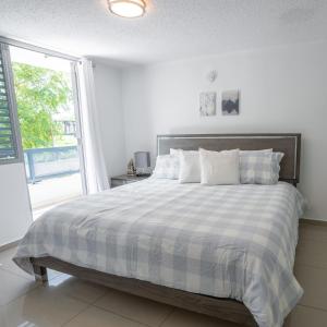 多拉多Aquaville Dorado Moderna Villa 5的一间卧室配有一张带 ⁇ 子毯子的床