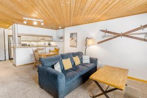 斯廷博特斯普林斯A Scent of Pine的客厅配有蓝色的沙发和桌子