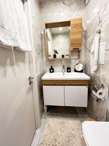 戈采代尔切夫Dream apartment Gotse Delchev的白色的浴室设有水槽和镜子