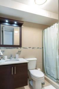 多拉多Aquaville Dorado Moderna Villa 1的一间带卫生间、水槽和镜子的浴室
