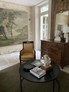 阿维尼翁N15 - Les Confidences - Chambres d'hôtes的客厅配有桌子和梳妆台