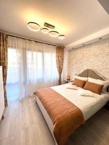 波亚纳布拉索夫Studio Enis的一间卧室设有一张大床和砖墙