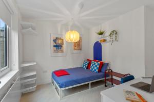 德比✰OnPoint -LARGE 3 Bedroom House With Parking!✰的客厅里设有蓝色沙发