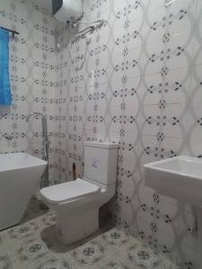 拉各斯3JD Lavishly Furnished 3-Bed Apartment的浴室配有白色卫生间和盥洗盆。