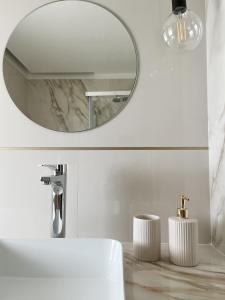 恩纳Il Cortile的浴室设有白色水槽和镜子