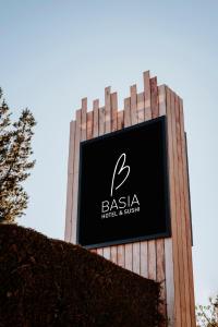 圣卡洛斯-德巴里洛切Basia Hotel & Sushi的酒店和度假村的标志