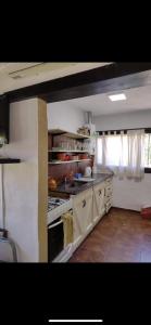 科尔多瓦Casita de las sierras的厨房配有炉灶和炉灶。 顶部烤箱