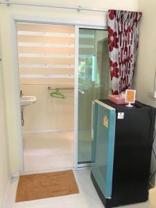 坤西育府Somrudee Resort的带淋浴、冰箱和水槽的浴室