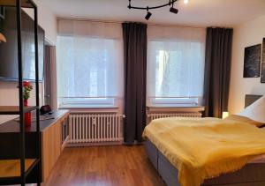 埃森Living-Life, Klinik & Messe vor Ort, Wlan, Netflix的一间卧室设有一张床和两个窗户。