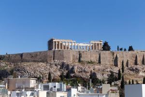 雅典Acropolis Ancient World - 5 minutes from subway and Acropolis Museum的从雅典城欣赏到雅典卫城的景色