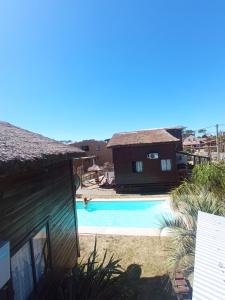德尔迪阿布罗角El Diablo en Paz的一座房子,旁边设有游泳池