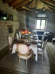 克兰尼蒂giagias family farm的一间带桌椅和壁炉的用餐室