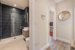泰晤士河畔里士满Apartments in the heart of Richmond, London的一间带卫生间和镜子的浴室