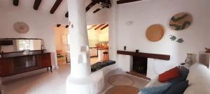 圣特奥多罗ViaGramsci129的带沙发和壁炉的客厅