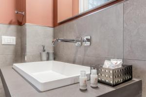 罗马Casa Pepe的一间位于客房内的带白色浴缸的浴室