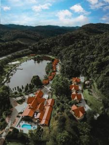 上大瓦尔任Natureza Eco Lodge的享有湖泊和树木的度假村的空中景致