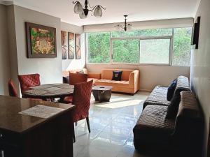 瓜亚基尔Apartments Puerto Santa Ana的客厅配有沙发和桌子
