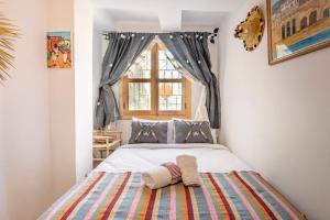 丹吉尔Dar BAB HAHA Petite Maison à la Marocaine的一间卧室配有一张床,上面有两条毛巾