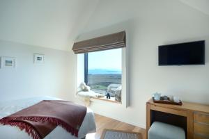 斯塔芬Skye Eyrie的一间卧室设有一张床和一个美景窗户。