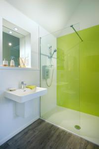 斯塔芬Skye Eyrie的一间带水槽和玻璃淋浴的浴室