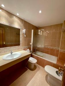 塞内斯德拉韦加HOTEL LA FONDA DE DON GONZALO的浴室配有盥洗盆、卫生间和浴缸。