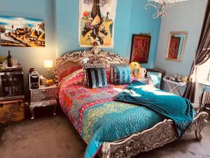 特维德上游的贝里克Belmont House Boutique - the Kingsley collection的一间卧室配有一张带彩色毯子的床