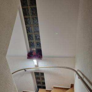 锡纳亚La Simo的楼里带玻璃窗的楼梯间