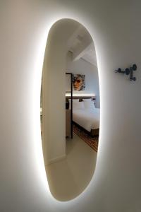 贝加莫Bergamo INN 21的白色的客房配有床和镜子