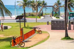 萨尔瓦多Praia a Vista Salvador Hotel的一辆停放在橙色围栏旁边的自行车