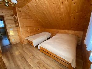 NowicaNowica 71 Relax Dom Świerkowy的小木屋内带两张床的房间
