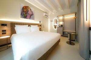 贝加莫Bergamo INN 21的卧室配有一张白色大床